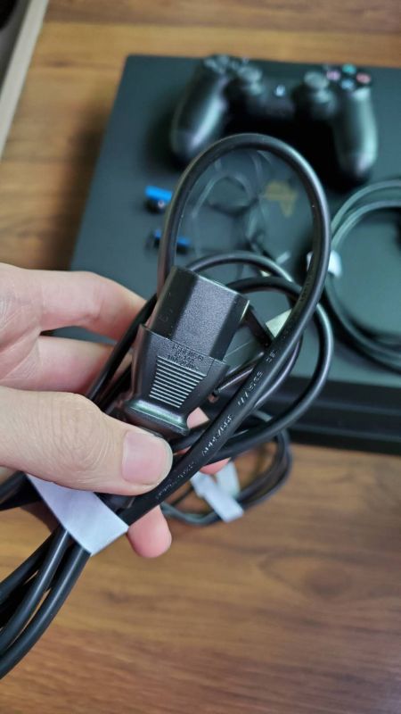 ps4 pro 1T国行在保，最新系统，已备份港服